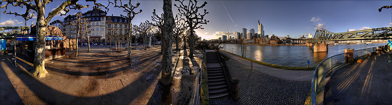 Schaumainkai mit Blick auf den eisernen Steg und die Skyline