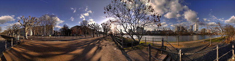 Schaumainkai mit Blick auf die Skyline